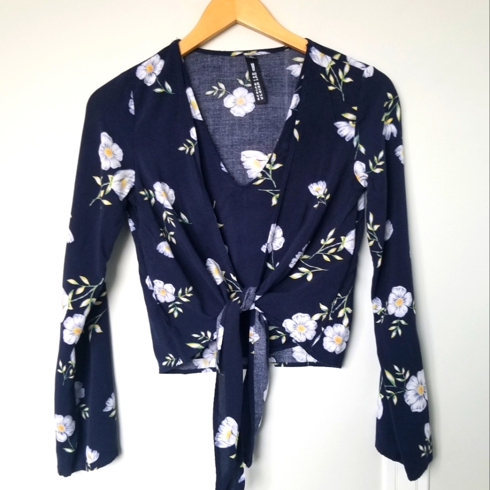 DESIGN LAB Floral long sleeve Cropped top